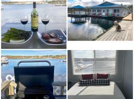 The Floatel，位于Penetanguishene的酒店