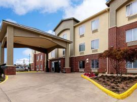 Comfort Inn & Suites and Suites Fredericksburg，位于弗雷德里克斯堡的酒店