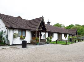 Little Foxes Hotel & Gatwick Airport Parking，位于克劳利的酒店