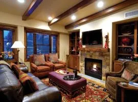 Innsbruck Aspen Deluxe Two-Bedroom Suite 02 w/ Hot tub, Centrally located