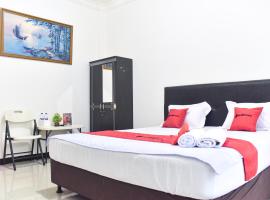 RedDoorz near Sultan Hasanuddin Airport 2，位于苏丹哈桑丁国际机场 - UPG附近的酒店