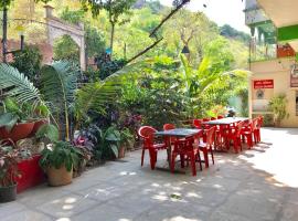 Hotel Green park panhala，位于戈尔哈布尔的酒店