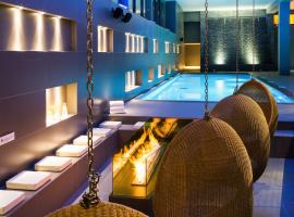Heliopic Hotel & Spa，位于夏蒙尼-勃朗峰的带按摩浴缸的酒店