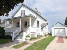 Cozy Lake Michigan Cottage on Lake Michigan-Pet Friendly!，位于希博伊根的酒店