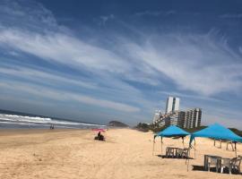 CASA EN PRIVADA FRENTE A LA PLAYA CON ALBERCA!，位于马萨特兰的酒店