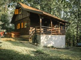 WOODEN HOUSE near the River Kupa，位于KamanjeStanica Bubnjarci附近的酒店