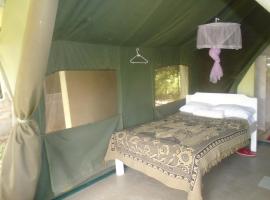 犀牛旅游营地旅馆，位于Ololaimutiek的豪华帐篷