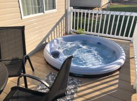 Relaxing Holiday Home with HOT TUB at Tattershall Lakes，位于塔特舍尔的酒店
