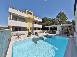 Luxury Villa Nada with Pool，位于佩特坎内的酒店