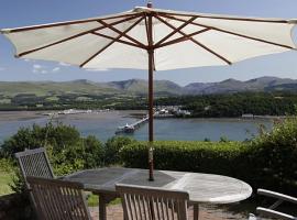 Coed y Berclas cottage, private orchard with stunning views，位于Llandegfan的度假屋