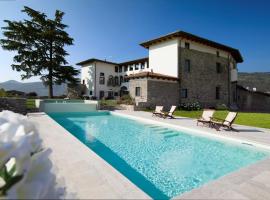 Podere Castel Merlo Resort，位于Villongo SantʼAlessandro的度假村