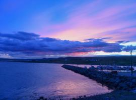 Varanger Fisherman's Shed，位于Varangerbotn的带停车场的酒店