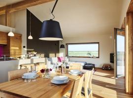 Gud Jard Lodge Nr 24 - Design-Ferienhaus mit exklusiver Ausstattung，位于佩尔沃姆的酒店