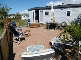 Chalet Joleen IJmuiden aan zee, vlakbij het strand，位于艾默伊登的酒店