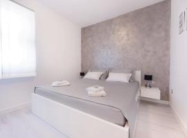 Holiday Magic，位于帕格的带泳池的酒店