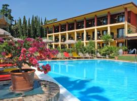 Villa Madrina Lovely and Dynamic Hotel，位于加尔达的酒店