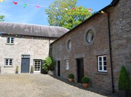 Glanhenwye Courtyard Cottages，位于Glasbury的酒店