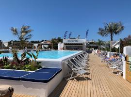 Gran Hotel Flamingo-Adults Only，位于罗列特海岸的带泳池的酒店