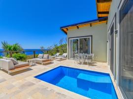 Villa Topaz Above West Bay with 180 degree views!，位于西湾的酒店