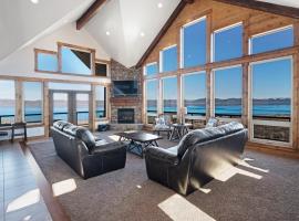 8 Bed 5 Bath Vacation home in Fish Haven，位于Fish Haven的酒店