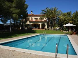 Villa Sitges Colibri at 10 min Walk Beaches - Center City Amaizing Garden Pool XXL Private Tenis Piste，位于比利亚努埃瓦-赫尔特鲁的酒店