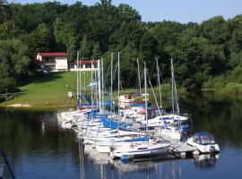 Yacht club Barrandov，位于Kožlí u Orlíka的住宿加早餐旅馆