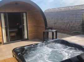 Superior Glamping Pod with Hot Tub，位于弗罗德舍姆的豪华帐篷营地