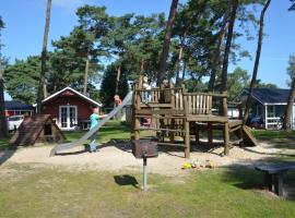 Lodge 6 personen camping de Molenhof，位于Reutum的酒店