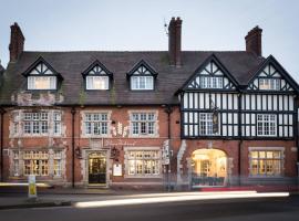 The Wheatsheaf Hotel, Sandbach，位于桑德巴奇的带停车场的酒店