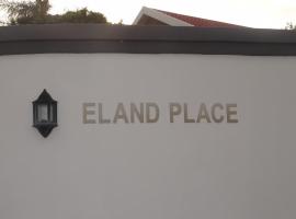 Eland Place Self Catering Guest House，位于Beacon Bay灯塔湾十字购物中心附近的酒店