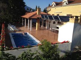 Korcula Apartments Iliskovic，位于科尔丘拉的带泳池的酒店