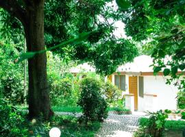 Aylos Bay Gardens, Restaurant And Lodge，位于Senchi的酒店