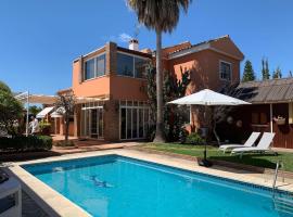 Chalet con piscina a 50 m de la playa .，位于马贝拉的酒店