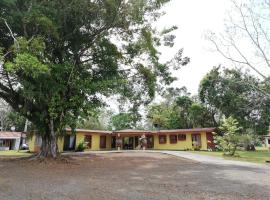 Cabinas Iguana Azul，位于Muelle del Arenal的酒店