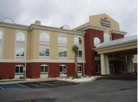 Holiday Inn Express Hotel & Suites Camden-I20 Highway 521，位于肯顿的酒店