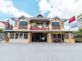 RedDoorz at La Casa Guesthouse former RedDoorz at Tamarind Street Angeles City，位于安吉利斯的旅馆