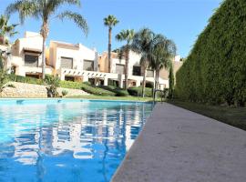 Townhouse overlooking the pool，位于圣哈维耶尔的酒店