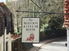 Red Lion Hotel, Pub & Restaurant，位于贝奇沃思沃尔顿希思高尔夫俱乐部附近的酒店