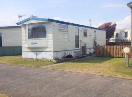 6 Berth with private Garden - 69 Brightholme Holiday Park Brean!，位于布里恩的酒店