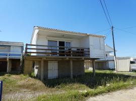 UN CHALET EN BOIS A LA PLAGE，位于格吕桑的别墅