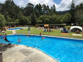 Sapphire Springs Holiday Park and Thermal Pools，位于卡蒂卡蒂的度假村