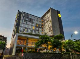 耶穆尔萨利黄釉酒店 ，位于泗水海滨广场附近的酒店