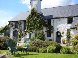 Dolgun Uchaf Historic B&B and Self Catering Cottages in Snowdonia，位于多尔盖罗的酒店