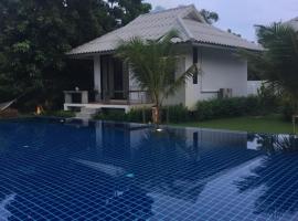 Bulan Villa rayong，位于罗勇的带泳池的酒店