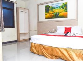 RedDoorz Plus near Sultan Hasanuddin Airport，位于马卡萨的酒店