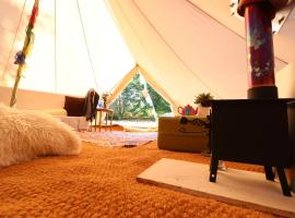 Mulberry Meadow Bell Tent，位于霍尔特的豪华帐篷