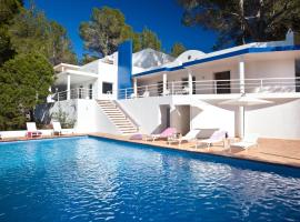 VILLA CAN HERMANOS: Wifi gratis, piscina privada y vistas al mar，位于圣何塞德萨塔莱阿的酒店