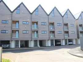 Modern **Pet friendly** 3 bed beach view Town House near Dover ,Canterbury ,Folkestone and Hythe Kent