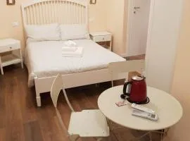 Glam Resort G H O S T E L