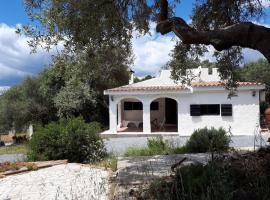Lilly - Lovely small Villa among Olive Trees，位于萨罗克的度假屋